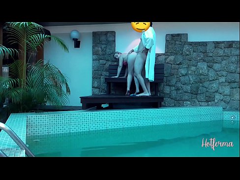❤️ Bosi fton shërbëtoren në pishinë, por nuk mundi t'i rezistonte një nxehtësie ️ Porno në sq.moresexmovies.ru ️❤